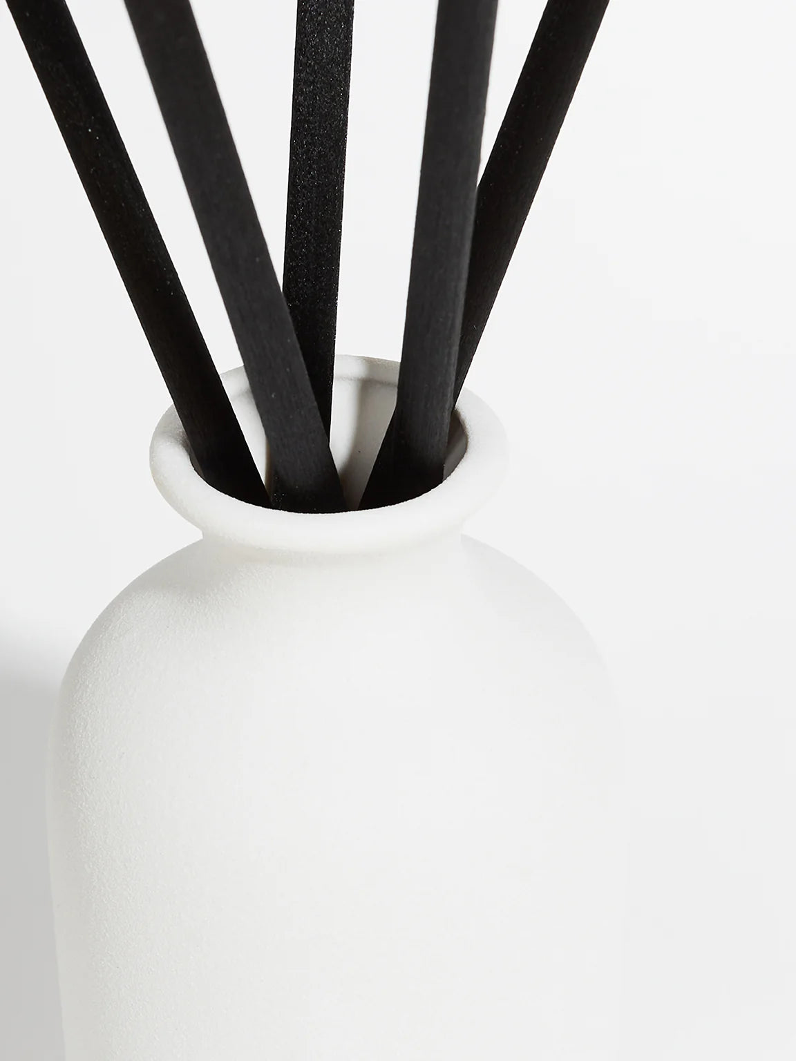 Fresh Linen Ceramic Reed Diffuser